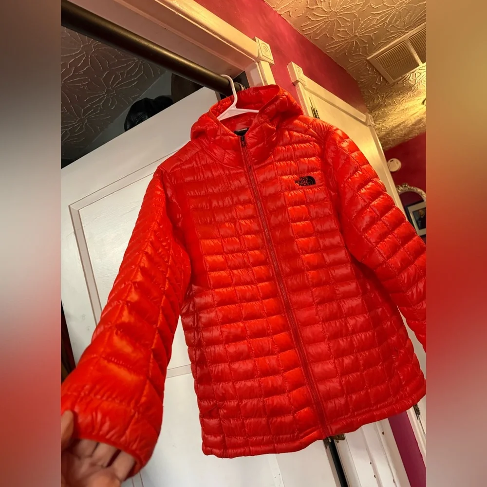 The North Face Women”s Bright Red Puffer Jacket NEW - Picture 2 of 11